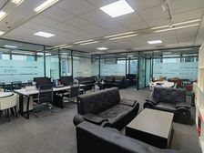 华贸中心精装写字楼4隔间 带家具