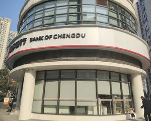 做银行房东,年收45万,成都银行承租,通烟道,租约10年。