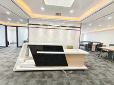 高铁站 建正东方中心255平 精装带家具 双面采光 电梯口