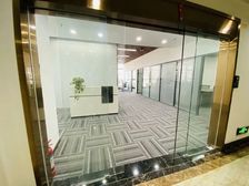 大气电动门 凯利国际300平双面采光 拎包办公 免费车位