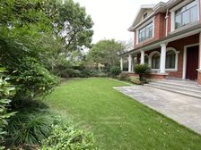 双拼别墅带花园,业主置换大平层急售,满五年税费低,看房方便。