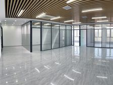 电梯口的都喜欢!山钢新天地精装写字楼出租!价格合适了!