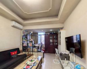 大院管理 带天台花园 实用三房采光好 过五年