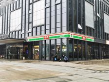 写字楼间拐角铺双开门18米,四岔路口位置全玻璃沿街主干道