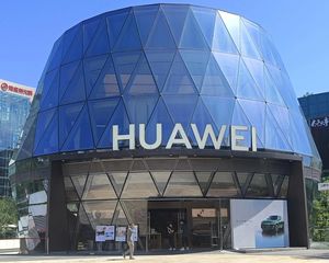 10年租约,年收55万,有递增,华为旗舰店承租,无纠纷