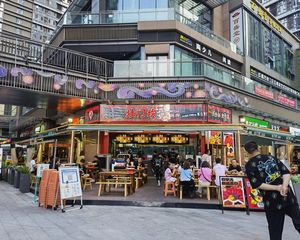 攀成钢口岸(灶门坎烧烤)年租15万,外摆上百平,商业街出入口