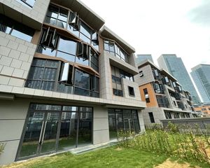 别墅办公出售 水电气三通 送两车位 带前后花园屋顶花园