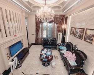 葡萄庄园联排别墅 精装 有车位 使用空间大 可直接入住