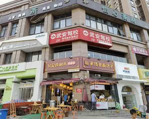 急售城南转角铺(喜利来面馆)每平租200,十字路口昭示好