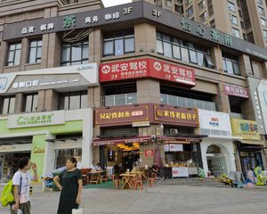 万人小区面馆!十字路口,年租13万,外摆50平,成熟临街包税