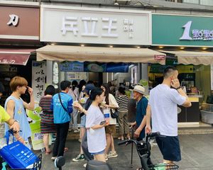 十字路口大转角(兵立王)年租11万,正对地铁口,自带人流