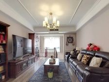 精装修一层带下跃,房本只体现一层的面积,诚心出售。