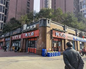 开发商年底急售(钱大妈)年租6万,双开门广告面,路口转角口岸