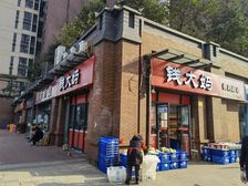 转角成熟口岸(钱大妈)年租十万,双开门展示面,三天过户