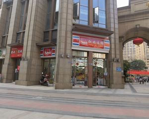 小区口第1间(红旗连锁)年租15万,双边街转角口岸