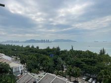 三亚湾豪装四房,实木家具全送,正面海景,方正通透,全明格局。