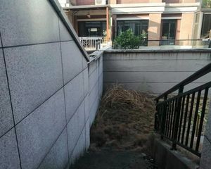 中骏蓝湾香郡 联排别墅 品质社区 私密性高 送前后院子带露台