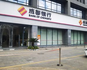 一楼临街旺铺(成都银行 年租47万)16米开间 价格含税无抵