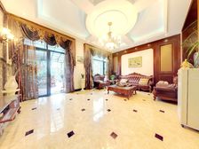 实得600多平米,一楼后花园70平米,顶楼30平米花园