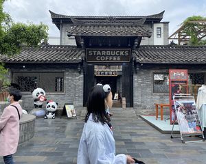 宽窄巷子独栋(星巴克)年租55万,送200平外摆。自带流量