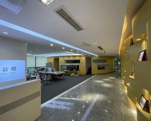 天府二街带独立内平台花园的小面积写字楼急售 精装可自用