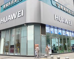 还价就卖!市中心,年租32万品牌商家(华为)转角铺,无抵押!