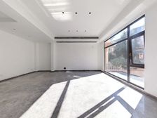 坐拥景观带双拼别墅,位置好,带一百多平的大花园。