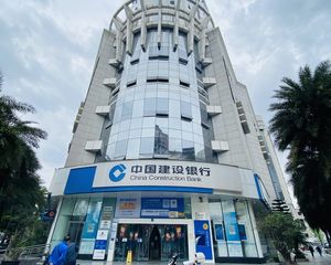 银行租约8年!年租22万,十字路口转角铺,大开间,产权清晰!