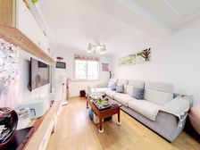 南园新村:南门地铁口,2+1室.满五唯—.位置安静,.中楼层