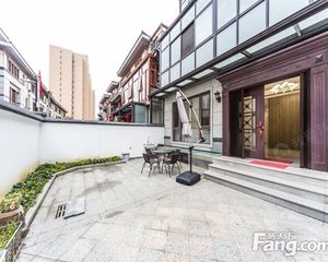 苏公馆 联排别墅中间户 房东自住装修 保养好拎包入住 带花园