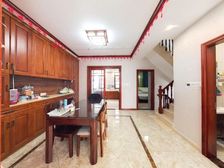 联排别墅,精装修 ,两个车位,上下5层,诚心出售.