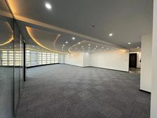 南城鸿福路口533平高层写字楼!全新豪装6隔间大职场!随时看