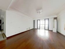 此房是业主一手买进,保养好,四房两卫,南北双阳台