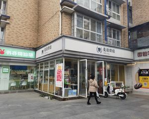 业主急售,二环地铁口(麦语烘焙)年租15万,转角双开门。双证