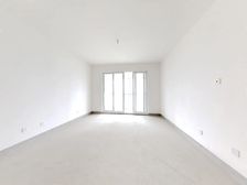 此房源位于中高楼层 纯毛坯 满两年 一梯一户安全性高