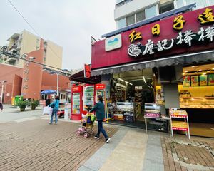 业主急售!小区口第1间(超市棒棒鸡)年租13万,不缺人气