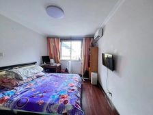 鸿宝一村 南区 中间楼层 两房两厅 房东自住装修 满五