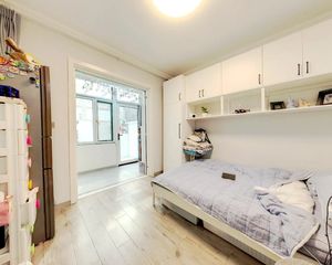 嘉峪关59学岖 精装修套二双南卧带小院子 停车方便