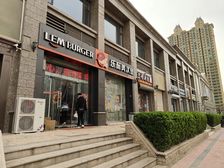 纯1楼面宽8.2米租户成熟稳定年租金60000元