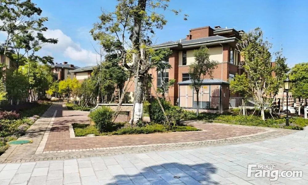 联排端头别墅 送车库 带露台,昆明呈贡大学城倚澜苑别墅二手房 六室