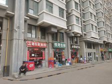 现房,每年4.5万租金。稳定。75平米总价81万的铺子。