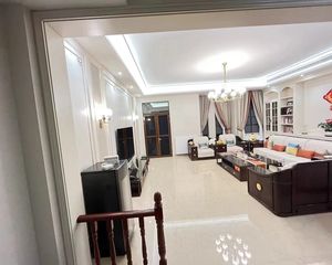 新上!东区端头朝南,带院子,豪装拎包入住,安静位置!