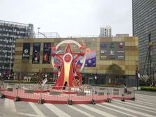 沿街一楼超宽展面,大落地窗,自带停车场,适合汽车展厅等行