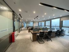 来咯 广晟万博地铁口 万达广场大面积多隔间 新装修电梯口位置