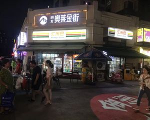 望城步行街B区,傍边是联诚华天酒店