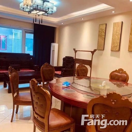  ���������óCBD�߱��궫���Ļݶ��ϰ�һ��600ƽ�׾�װ�ޡ� 