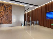 恒创中心411平精装修大通间东北朝向电梯口可定制隔间