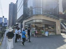 市中心地铁口(爱达乐)年租15万,13米转角广告面