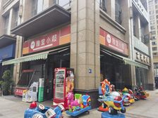 十字路口大转角(雅堂小超)年租15万,小区大门口带烟草证