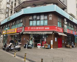 三甲医院旁(京东超市)年租十万,路口大转角,昭示性强 立